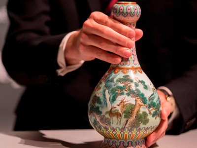 Chiếc bình sẽ được đem bán đấu giá tại nhà đấu giá Sotheby's ở Paris. Ảnh: CNN.