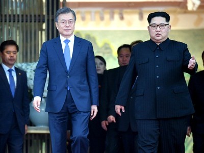 Tổng thống Hàn Quốc (trái) và lãnh đạo Triều Tiên tại hội nghị thượng đỉnh liên Triều ngày 27/4. Ảnh: Yonhap.