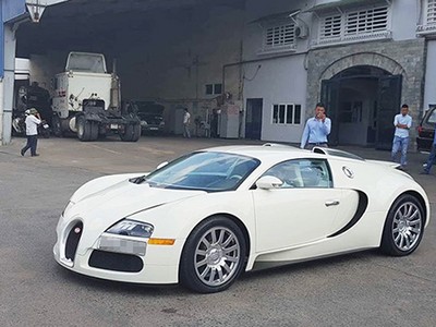 Siêu xe Bugatti Veyron với màu áo trắng toàn thân độc nhất Việt Nam có chủ mới.