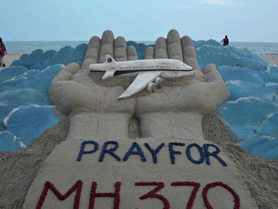 Tác phẩm bằng cát của một nghệ sĩ Ấn Độ nhằm cầu nguyện cho MH370 (Ảnh: AFP)