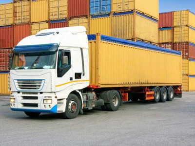 Giá xăng liên tục tăng ảnh hưởng đến doanh nghiệp vận tải. Ảnh: VT.