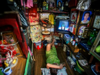 Một căn nhà siêu nhỏ chất đầy đồ đạc ở trung tâm TP HCM. Ảnh: AFP