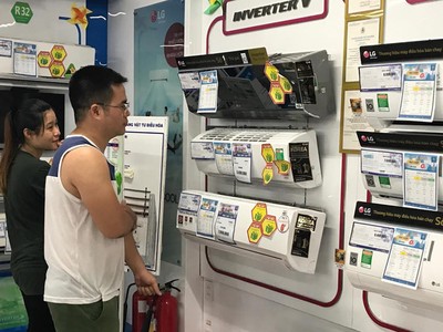 Kinh tế eo hẹp, nhiều gia đình đắn đo không biết có nên chọn mua điều hòa giá rẻ hay không?