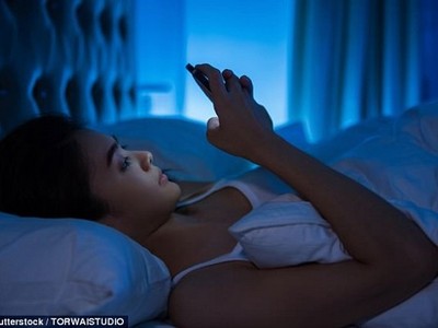 Dùng smartphone vào đêm muộn có thể dẫn đến trầm cảm và nhiều vấn đề về sức khỏe khác (Ảnh minh họa)