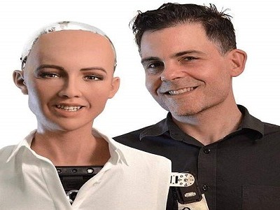 Tiến sĩ David Hanson và robot Sophia do ông chế tạo. Ảnh: VCG.