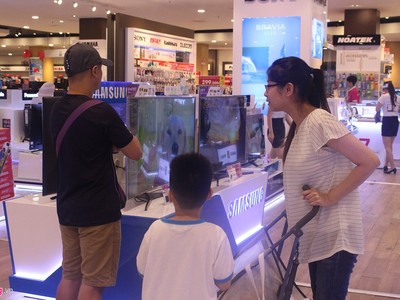 Nhiều gia đình cân nhắc trước khi lựa chọn TV cho mùa World Cup. Ảnh: Phúc Minh.