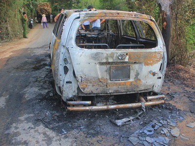 Ô tô bất ngờ bốc cháy, 7 người hoảng hốt tìm cách thoát thân