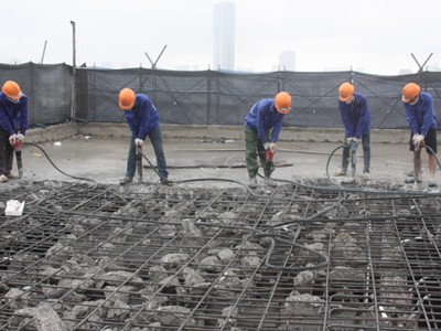 Với những công trình vi phạm bị cưỡng chế, phá dỡ, chủ đầu tư phải chi trả toàn bộ chi phí.Ảnh: Võ Hải.