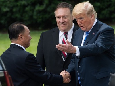 Tổng thống Trump đón phái viên Kim Yong-chol tại Nhà Trắng hôm 1/6. Ảnh: AFP.