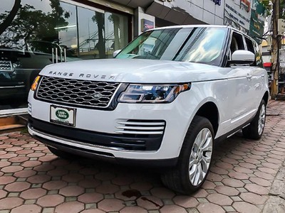 Range Rover HSE 2018 đầu tiên về Việt Nam được chào bán giá khoảng 400.000 USD.