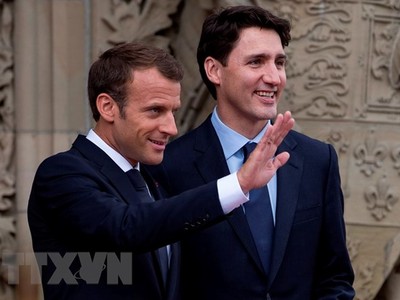 Tổng thống Pháp Emmanuel Macron (ảnh, trái) cam kết sẽ thảo luận thẳng thắn và hiệu quả với Tổng thống Donald Trump tại G7. (Nguồn: EPA/TTXVN).