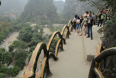 Công trình khủng xâm phạm vùng lõi di sản Tràng An. Ảnh: Lam Sơn.