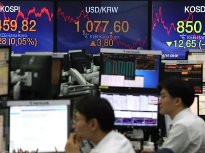 Bảng tỷ giá chứng khoán tại ngân hàng Hana ở thủ đô Seoul, Hàn Quốc. (Nguồn: Yonhap/TTXVN).