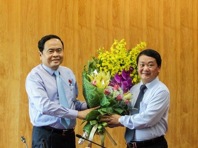 Bí thư Trung ương Đảng, Chủ tịch Ủy ban Trung ương MTTQ Việt Nam Trần Thanh Mẫn chúc mừng đồng chí Hầu A Lềnh.