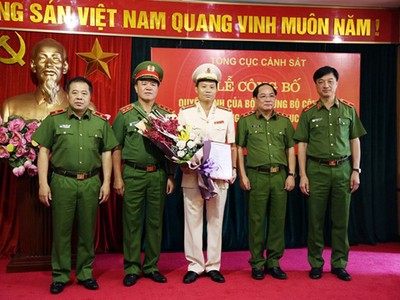 Trung tướng Trần Văn Vệ và các lãnh đạo Tổng cục Cảnh sát chúc mừng Đại tá Trần Ngọc Hà được tín nhiệm giao phó trọng trách mới, Cục trưởng Cục Cảnh sát hình sự. (Ảnh: CAND).
