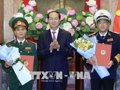 Chủ tịch nước Trần Đại Quang trao Quyết định thăng quân hàm cho đồng chí Phạm Hồng Hương và đồng chí Phạm Hoài Nam. Ảnh: Nhan Sáng-TTXVN.