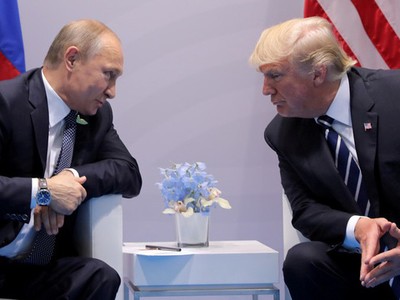 Tổng thống Putin và Tổng thống Trump gặp nhau tại Đức bên lề một sự kiện ở Đức năm 2017 (Ảnh: Reuters).