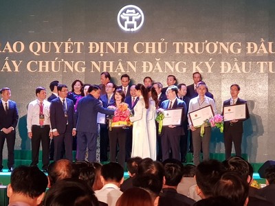 Đại diện Công ty cổ phần Đầu tư Văn Phú -  Invest nhận quyết định chủ trương đầu tư Dự án Khu đô thị mới An Hưng.