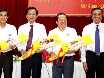 Ông Mai Văn Huỳnh (thứ hai từ phải sang). Ảnh: An Thới.