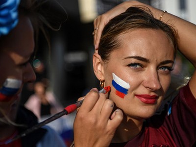 Một nữ cổ động viên Nga vẽ cờ lên mặt để cổ vũ đội nhà trong trận gặp Ai Cập hôm 19/6. Ảnh: AFP.