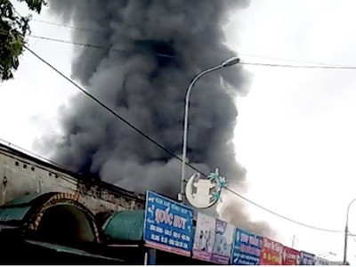 Ngọn lửa bốc lên dữ dội tại chợ Sóc Sơn. Ảnh. Sơn Giang.