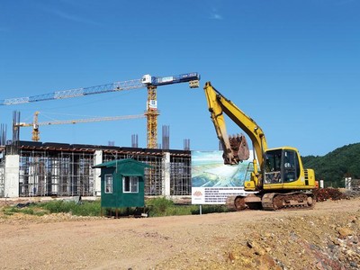 Chính phủ đã khẳng định, riêng về thời hạn cho thuê đất, sẽ xem xét, trình Quốc hội cho áp dụng như các quy định của Luật Đất đai. Trong ảnh: Nhà đầu tư đang tiến hành thi công tại Vân Đồn (tỉnh Quảng Ninh).