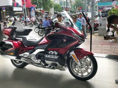 Honda đưa về Việt Nam mẫu Goldwing với giá bán lên tới 1,2 tỉ đồng.