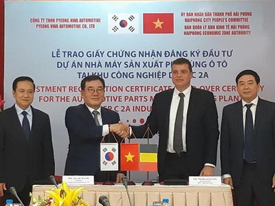 Ký kết hợp đồng thuê đất giữa DEEP C và PHA dưới sự chứng kiến của lãnh đạo thành phố Hải Phòng.