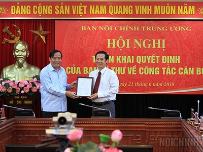 Đồng chí Nguyễn Thanh Bình trao quyết định cho đồng chí Nguyễn Thái Học. Ảnh Noichinh.vn.