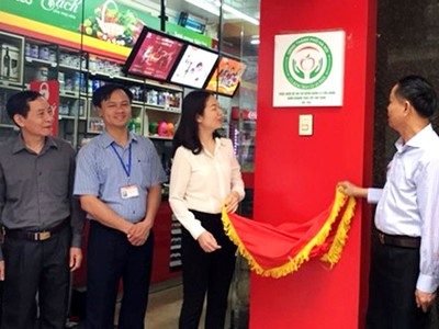 Hà Nội phấn đấu 80 - 90% cửa hàng kinh doanh trái cây được gắn biển "Cửa hàng trái cây an toàn" trong năm 2018.