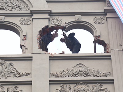 Công nhân phá dỡ phần xây trái phép của một công trình ở quận Nam Từ Liêm. Ảnh: Võ Hải.