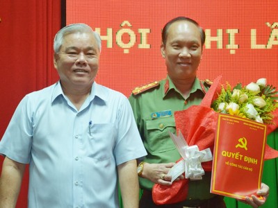 Bí thư Tỉnh ủy Sóc Trăng Phan Văn Sáu trao quyết định và chúc mừng Đại tá Phạm Quốc Việt. Ảnh báo Sóc Trăng.