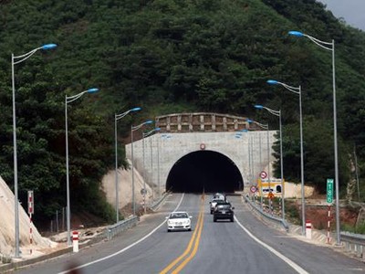 Một đoạn đường cao tốc Nội Bài - Lào Cai.