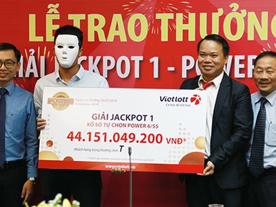 Khách hàng đeo mặt nạ che mặt khi nhận giải thưởng hơn 44 tỷ đồng. Ảnh: Xuân Ngọc.