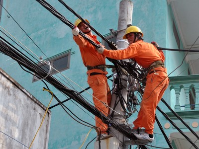 Công nhân ngành điện căng mình làm việc trong mùa nắng nóng bảo đảm điện phục vụ đời sống và sinh hoạt của người dân. Ảnh VGP Toàn Thắng.