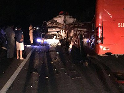 Tai nạn giữa hai ôtô làm nhiều người bị thương ở Khánh Hòa. Ảnh: An Phước.