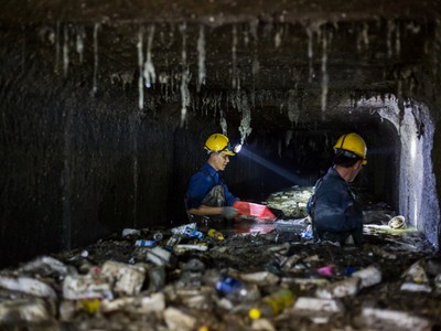 Những người dầm mình trong cống thối vớt rác ở Sài Gòn