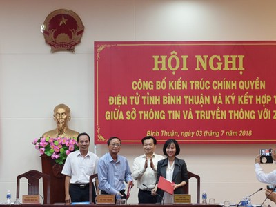 Từ trái sang: Phó chủ tịch UBND, Giám đốc Sở TTTT, Chủ tịch UBND và Giám đốc dự án Zalo 4.0 tại lễ kí kết .