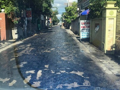 Bề mặt đoạn đường bị chảy nhựa loang lổ. Ảnh: FB.