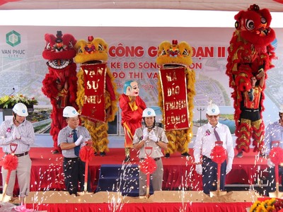 Lễ động thổ xây dựng giai đoạn II tuyến kè bờ sông Sài Gòn tại khu đô thị Vạn Phúc. (ảnh Gia Huy).