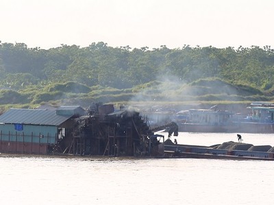 Việc khai thác vẫn diễn ra ngay cả khi có mặt của lực lượng chức năng. Ảnh: Gia Chính.