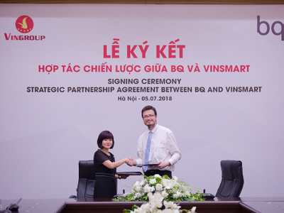 Bà Nguyễn Mai Hoa - Tổng giám đốc VinSmart (trái) và ôngAlberto Méndez Peydró – Chủ tịch kiêm Tổng giám đốc BQ tại lễ ký kết.