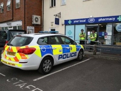 Cảnh sát Anh ngày 4/7 đứng gác bên ngoài một hiệu thuốc ở thị trấn Amesbury. Ảnh: AFP.