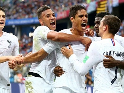 Pháp 2-0 Uruguay: Vũ khí bất ngờ và sự cô độc của Suarez