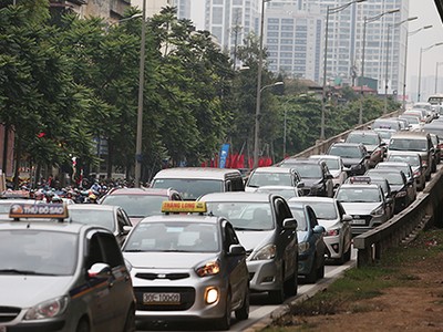 Giá tính lệ phí trước bạ chỉ thay đổi khi giá xe thay đổi 20%. Ảnh: Ngọc Thành.