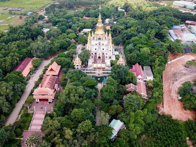 Chùa Bửu Long (đường Nguyễn Xiển, quận 9, TP HCM) được xây dựng từ năm 1942. Chùa nằm trên khuôn viên rộng 11 ha, vị trí là ngọn đồi phía tây sông Đồng Nai, cách trung tâm thành phố khoảng 25 km.

Năm 2007 chùa Bửu Long được trùng tu và xây dựng thêm. Chùa có lối kiến trúc đặc trưng của các chùa Thái Lan, Ấn Độ và kết hợp cùng nét kiến trúc các chùa thời Nguyễn tạo nên vẻ đẹp độc đáo.