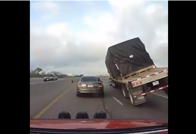 'Dựng tóc gáy' khi xe container suýt lật nghiêng đè bẹp xe con