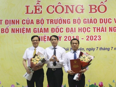 Thứ trưởng Phạm Mạnh Hùng trao quyết định bổ nhiệm Giám đốc Đại học Thái Nguyên cho GS.TS Phạm Hồng Quang và chúc mừng GS.TS Đặng Kim Vui.