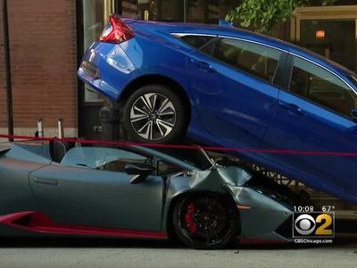 Siêu xe Lamborghini nhầm chân ga rúc gầm Honda Civic