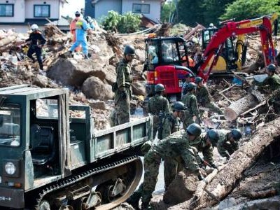 Lực lượng cứu hộ và binh sĩ dọn dẹp đống đổ nát trên một con phố sau trận lụt ở Kumano, tỉnh Hiroshima, ngày 9/7. Ảnh: AFP.